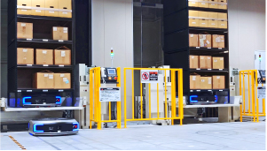 ニュース ｜ <br>2023年12月07日（木）<br>エア・ウォーター・マッハの新物流センターで<br>ギークプラスの昇降機連携型自動棚搬送ロボットを導入